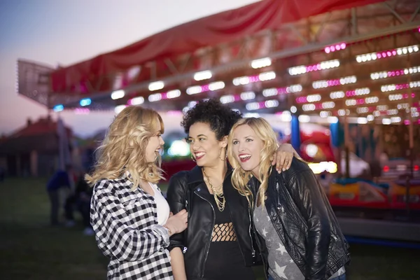 Drie beste vrienden op het concert — Stockfoto