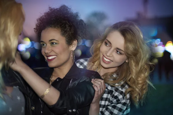 Mujeres felices sonriendo — Foto de Stock