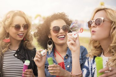 sabun köpüğü üfleme kadınlar