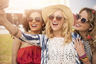 Kadın selfie konser sırasında alarak