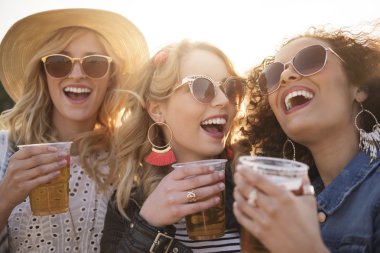 Arkadaşlar Müzik Festivali'nde soğuk bira içmek
