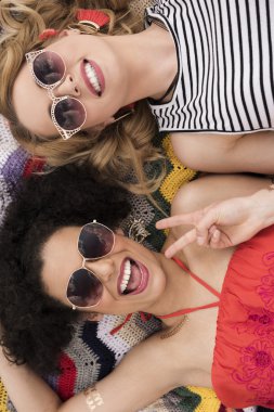 Partiden önce dinlenme kızlar