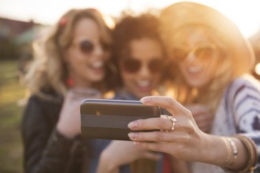 Selfie cep telefonu alarak kızlar