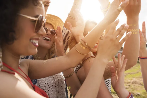 Vänner har kul på bra fest — Stockfoto