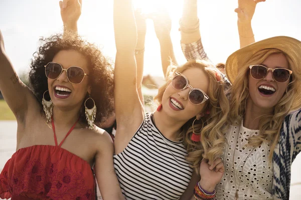 Mujeres felices bailando en el festival de música — Foto de Stock