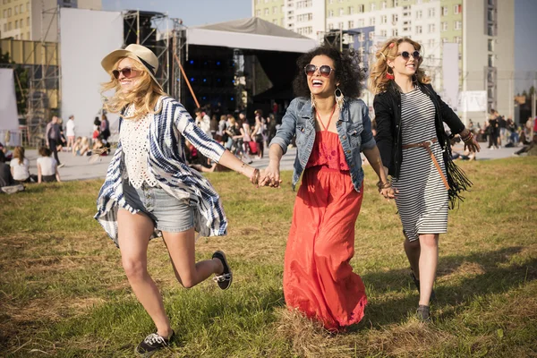 Mujeres corriendo juntas por las aventuras — Foto de Stock