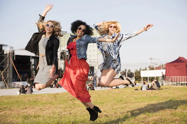 Frauen springen im Rhythmus des Lieblingsliedes — Stockfoto