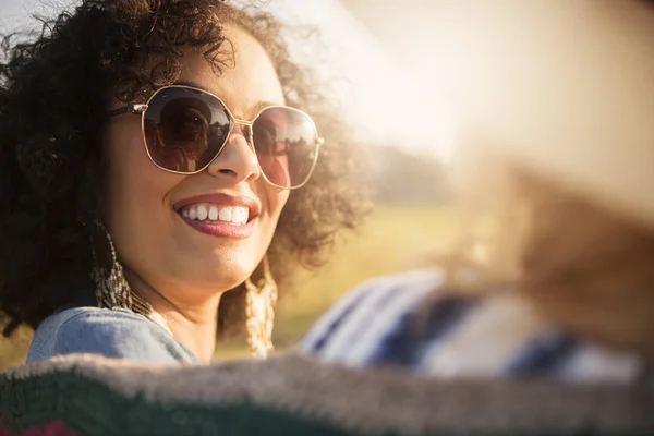 Discesa africana donna in occhiali da sole — Foto Stock