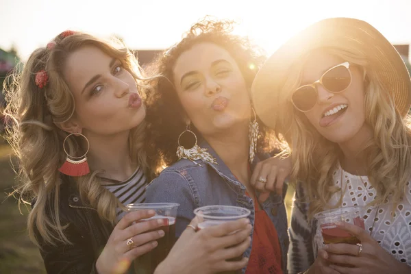 Amis faisant des grimaces drôles à la fête — Photo