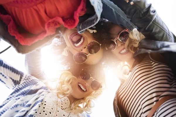 Tres chicas detrás de la luz del sol — Foto de Stock