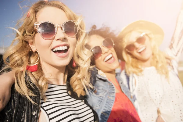 Femmes heureuses à la mode dans les lunettes de soleil . — Photo