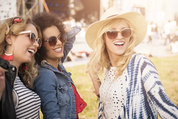 Mujeres felices bailando en el festival de música . — Foto de Stock