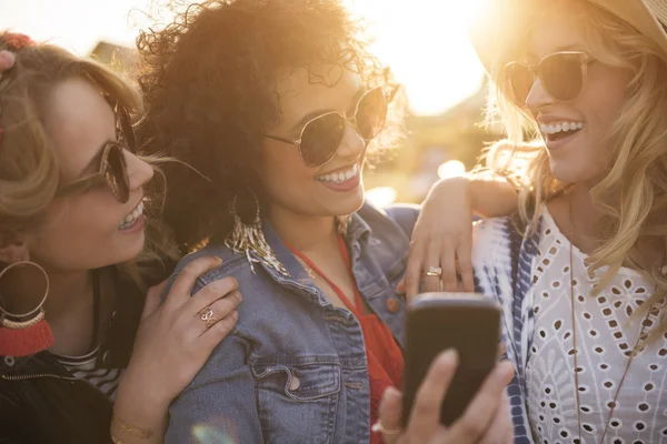 Grupo de chicas mirando las fotos — Foto de Stock