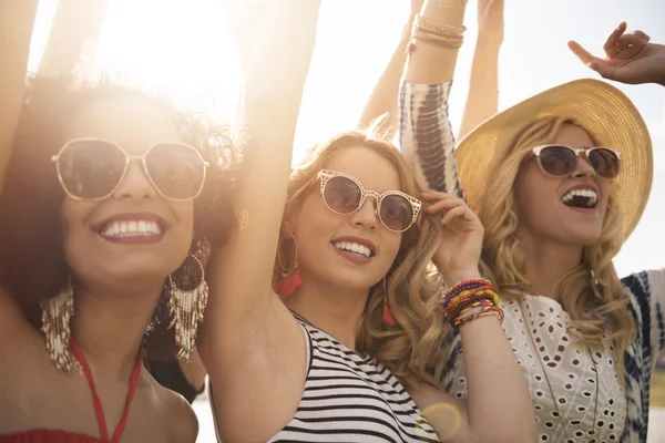 Chicas bailando en la fiesta — Foto de Stock