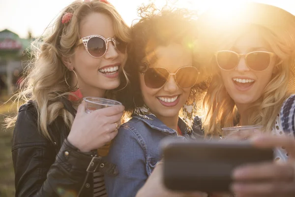 Kobiet selfie z telefonu komórkowego — Zdjęcie stockowe