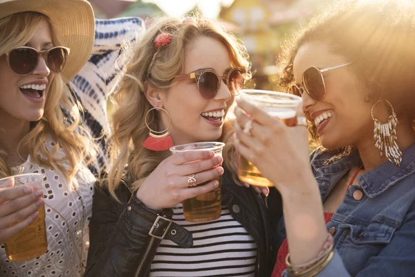 Chicas bebiendo cerveza en la fiesta — Foto de Stock