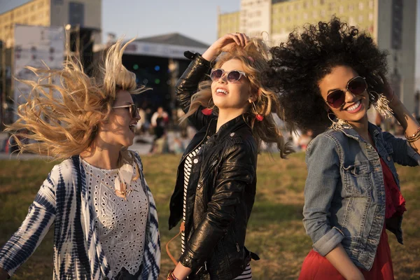 Chicas bailando en el festival de música — Foto de Stock