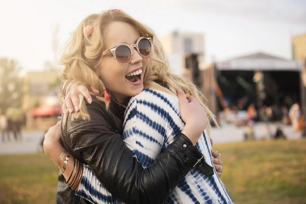 Chicas felices abrazándose en el festival . — Foto de Stock