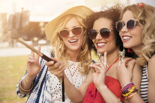 Las mujeres a la moda hablando selfie — Foto de Stock