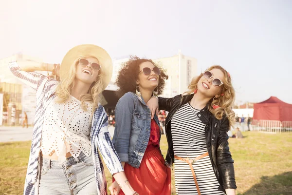 Tres chicas jóvenes y de moda — Foto de Stock