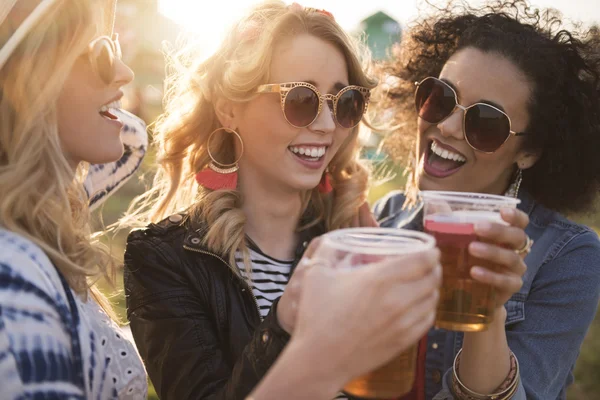 Lekfulla kvinnor dricker öl — Stockfoto