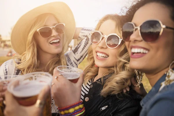 Vrouwen cheers voor geweldige zomer partij — Stockfoto