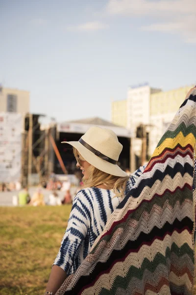 Festivalde battaniye tutan kadın — Stok fotoğraf
