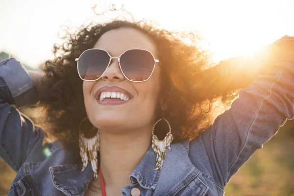 Modieuze vrouw in zonnebril genieten van het zonlicht — Stockfoto