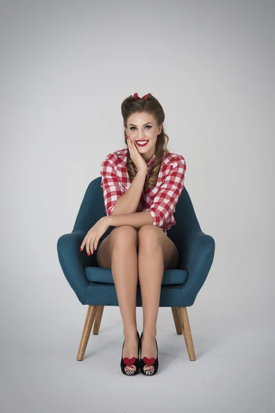 Pin-up lány ült a karosszékben — Stock Fotó