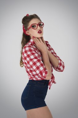 Kırmızı gözlük ile kız pin