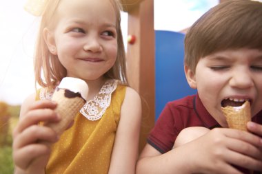 Çocuklar dondurma yiyor. 