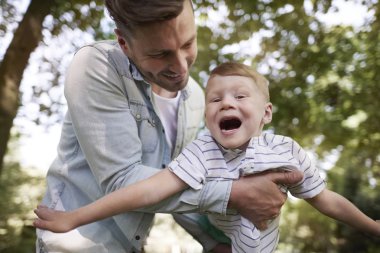 Küçük çocuk baba ile oynamak