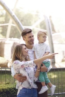 Hayvanat bahçesinde bütün gün aile 
