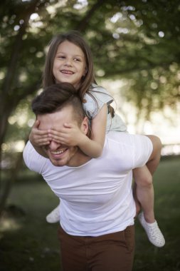 Baba ve kızı birlikte eğleniyorlar..