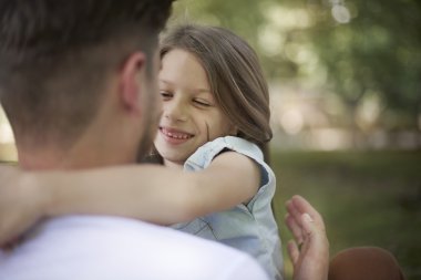Kızı babası sarılma
