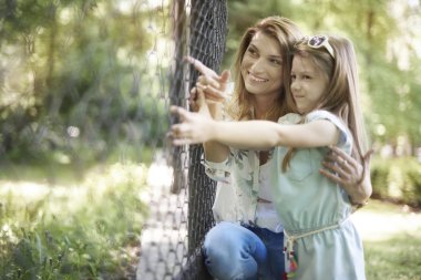 Anne ve kızı hayvanat bahçesinde vakit 