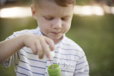Küçük çocuk temiz hava üzerinde oynama  