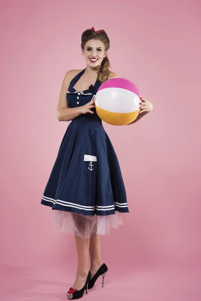 Pin Up Mädchen mit Strandball — Stockfoto