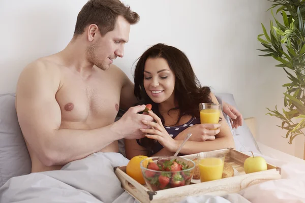 Desayuno saludable y delicioso en la cama —  Fotos de Stock