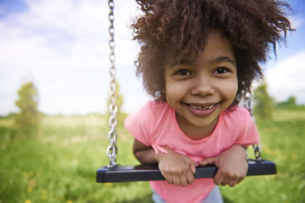 Kleines Mädchen auf dem Spielplatz — Stockfoto