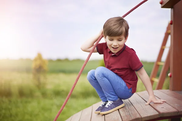 Malý chlapec hraje na hřišti — Stock fotografie