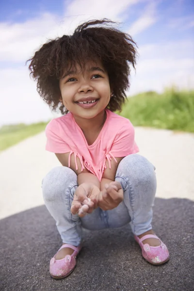 Cute african girl in summer day — Stock Photo, Image