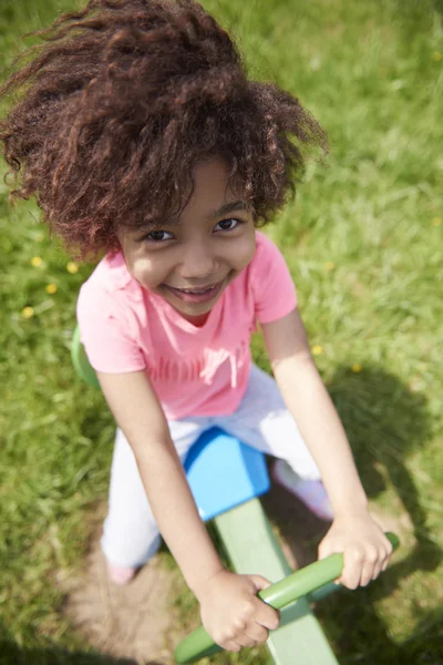 Petit enfant africain sur l'aire de jeux — Photo