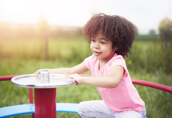 Menina africana brincando no parque . — Fotografia de Stock