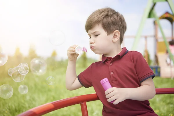 Kleine jongen blazen zeepbellen — Stockfoto