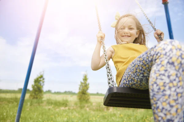 Menina aproveitando o tempo no parque infantil — Fotografia de Stock