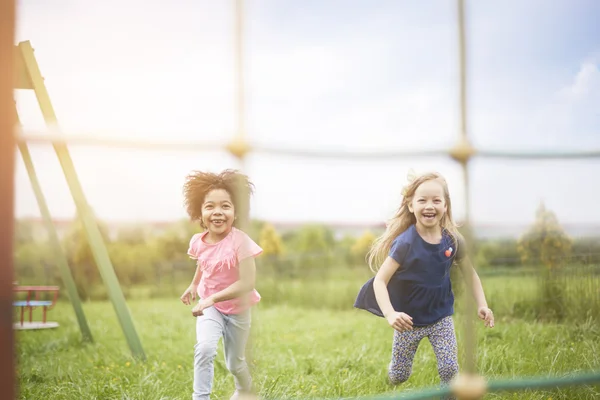 Kleine Mädchen spielen auf Spielplatz — Stockfoto