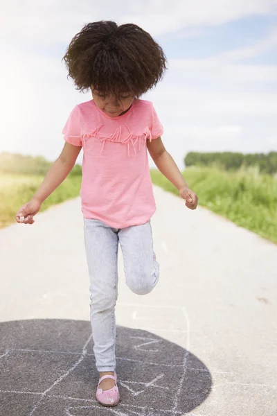 Afrikaanse meisje spelen op weg — Stockfoto