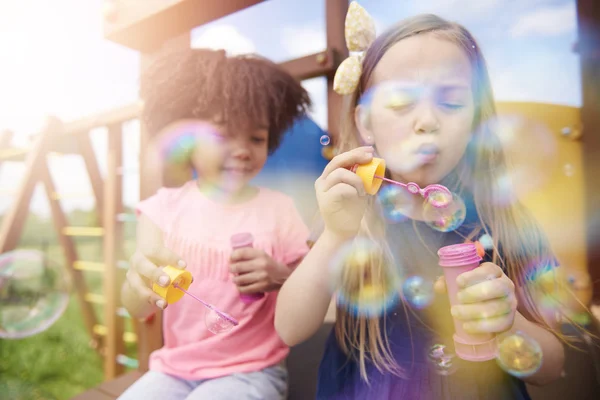 Twee meisjes de zeepbellen blazen — Stockfoto