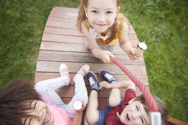 Los niños se divierten juntos — Foto de Stock